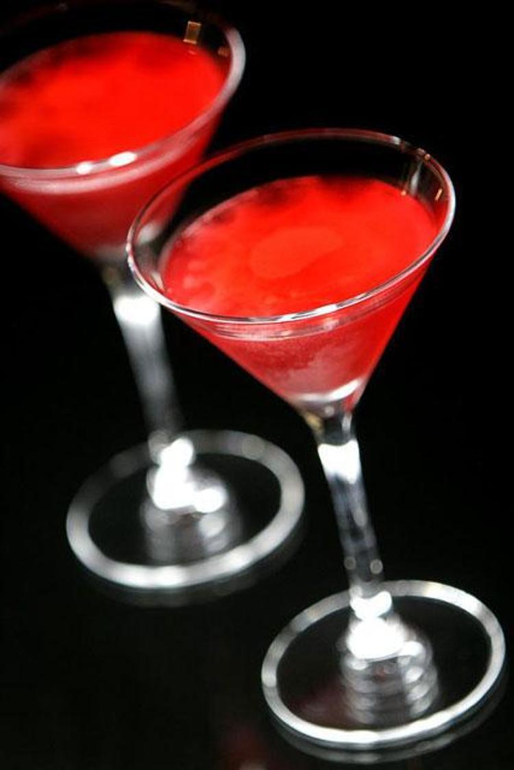Коктейль алкогольный красный. Красный коктейль. Красный коктейль алкогольный. Алкогольный коктейль красного цвета. Reds коктейль алкогольный.