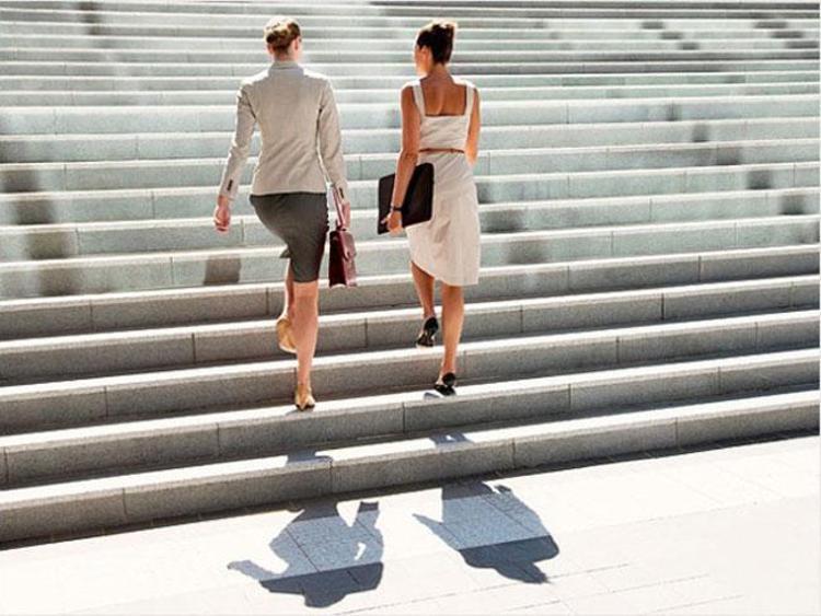Человек идет по ступенькам. Мужская и женская походка. Девушка идет по лестнице вверх. Ходить по ступенькам. Modern walk