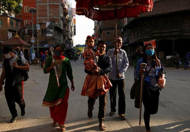 Nepal'in ayakları yere değmeyen çocukları
