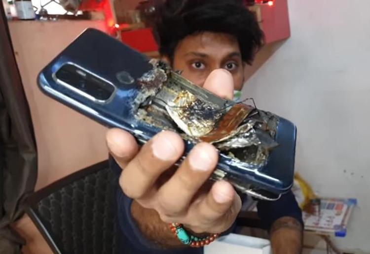 BACK OF THE PHONE IS COMPLETELY BURNED