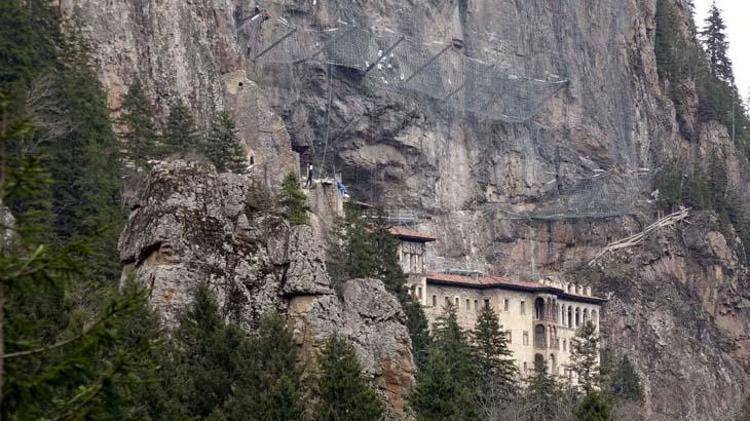 Tarihi Sümela Manastırı'nda 360 tonluk kaya tehdidi
