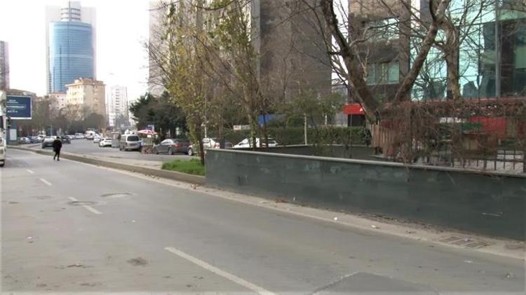 Ataşehir’de caddeyi ikiye bölen türbe Gören şaşkına dönüyor