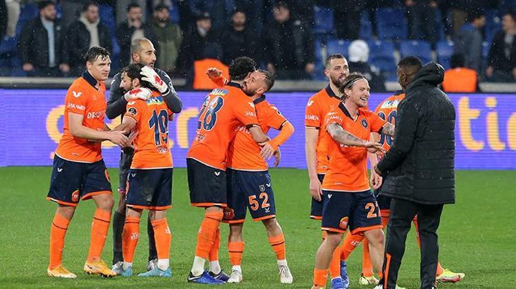 Son dakika haber: Serdar Gürler&#39;e büyük tepki! Ahmet Çalık için ertelenen maçta yaptığı hareket olay oldu - Başakşehir - Spor Haberleri