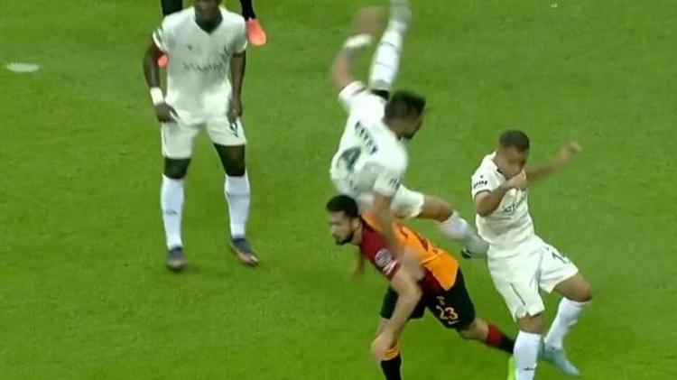 Galatasaray-Giresunspor maçında tartışmalı pozisyon: Net penaltı ve sarı kart