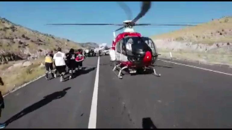 Ambulans helikopter, yaralı Berre için karayoluna indi