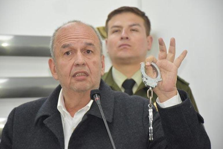 Boliyvada Hükümet Bakanı Murillo, Moralese kelepçe gösterdi