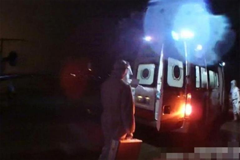 İstanbuldan gönderilen Çinli kadın uçaktan iner inmez ambulansa alındı