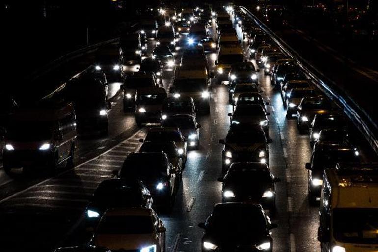 Son dakika Tatil bitti, İstanbulda trafik kilit