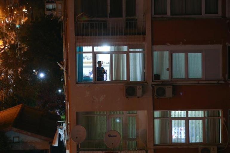 Türkiye saat 21.00'de balkonlara çıkarak sağlık çalışanlarını alkışladı ile ilgili görsel sonucu
