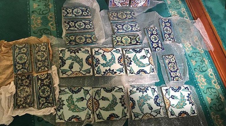 Polis camiden çalınan tarihi eserleri caminin imamına teslim etti