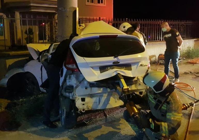 Bursada feci kaza Otomobil elektrik direğine çarptı