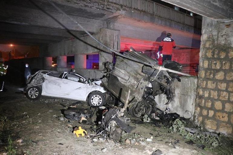 2 otomobil 4 metrelik köprüden aşağı uçtu