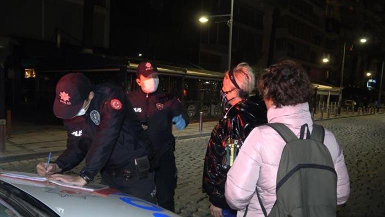 Maskesiz gezen kadın işlem yapan polislere tepki gösterdi