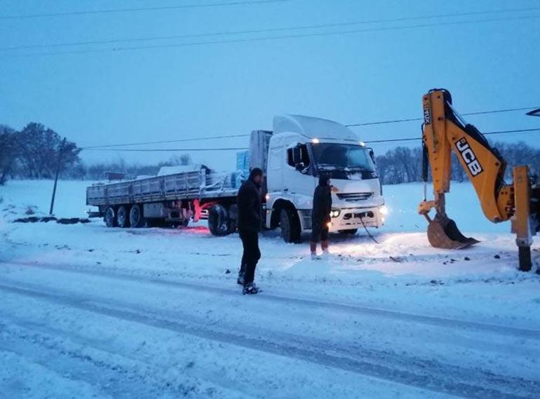 Balıkesir- Savaştepe karayolu kar nedeniyle ulaşıma kapandı