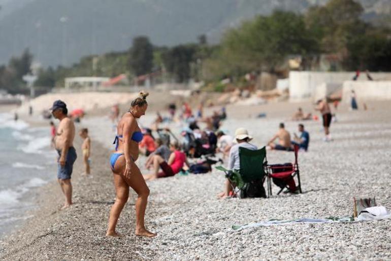 Antalyada sıcaklık 30 dereceye ulaştı, sahiller doldu