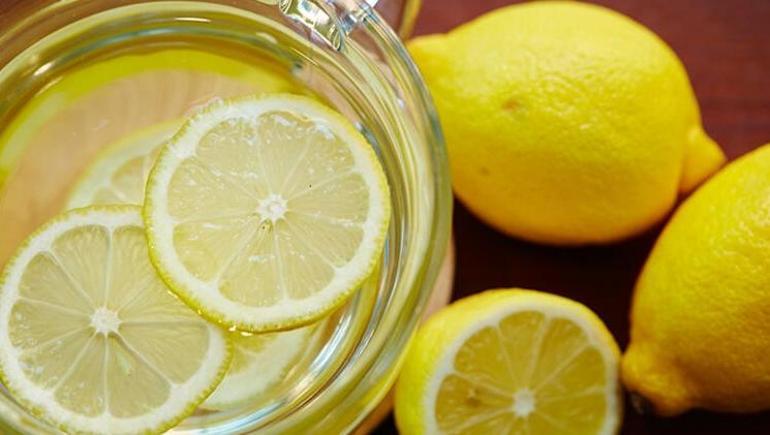 Limon sahip olduğu asidik özelliklerden dolayı reflüyü kötüleştirebilir. Limon suyunda bulunan asit diş minesine zarar verebilir. Diş hekimleri limon suyu içerken pipet kullanmanızı ve sonrasında ağzınızı çalkalamanızı önerir.