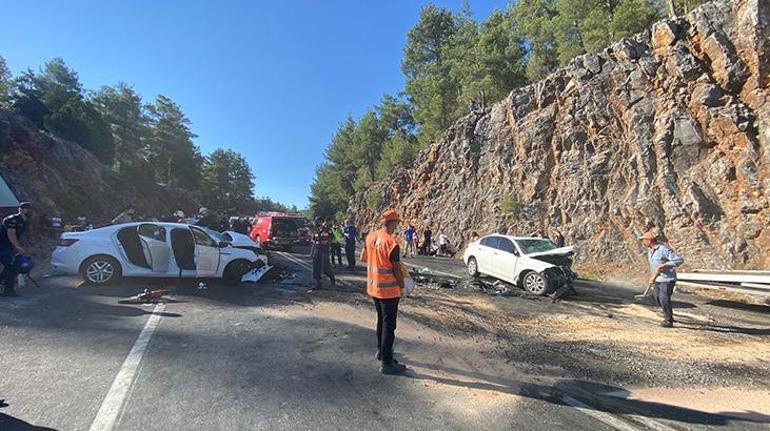 Son dakika... Antalyada iki otomobil çarpıştı: 2 ölü, 5 yaralı