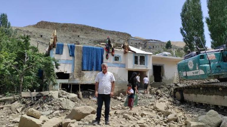 Sel felaketi 14 kişilik aile evin damına çıkarak kurtuldu