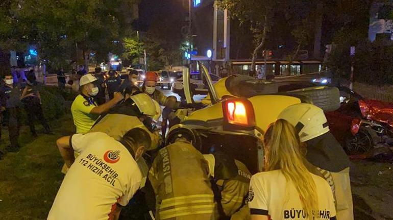 Üsküdarda lüks otomobil ve taksi çarpıştı: Yaralılar var