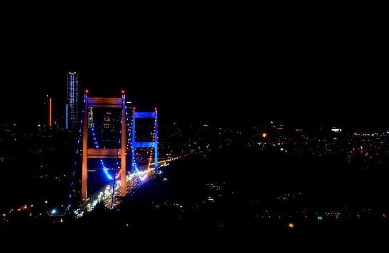 FSM Köprüsü bu kez mavi ve turuncu Nedeni ise...