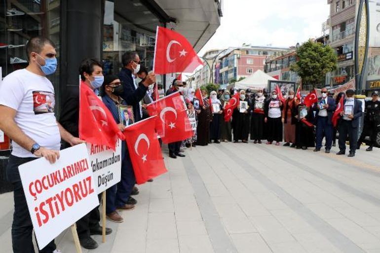 Vanda HDP önündeki anne: Evladımı nasıl kandırdıklarının hesabını versinler