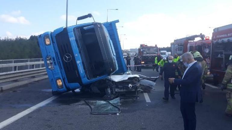 Son dakika İstanbulda feci kaza TIR, otomobilin üstüne devrildi