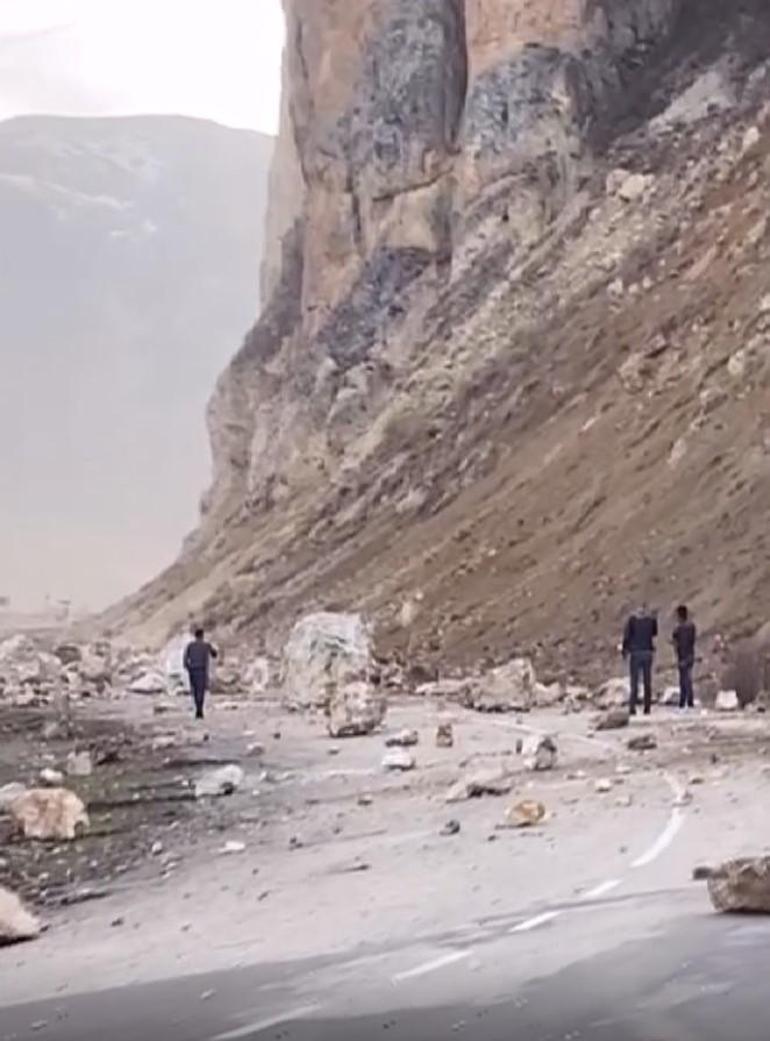 Erzurumda deprem sonrası heyelan Karayolu ulaşıma kapandı