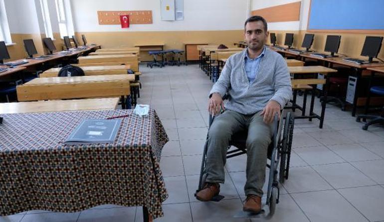 Depremde iki bacağını kaybeden öğretmen 10 yıldır görevinin başında