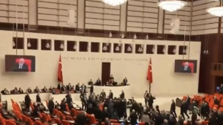 Son dakika... Mecliste AK Parti ve CHP grubu arasında yumruklu kavga