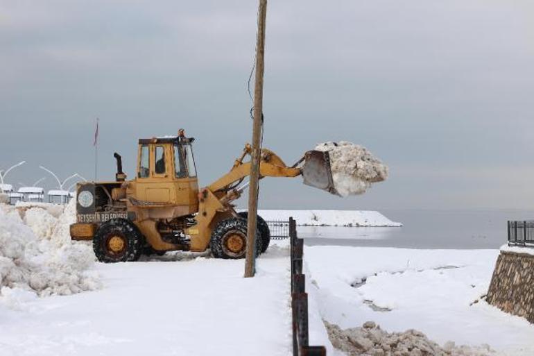 Suyu çekilen Beyşehir Gölüne kamyonlarla kar döküldü