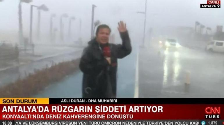 Son dakika... Antalyada DHA muhabirinin zor anları Fırtınaya canlı yayında yakalandı