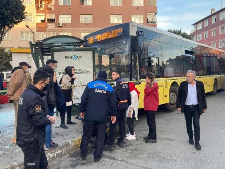 İstanbulda İETT otobüsü durağa çarptı Yaralılar var