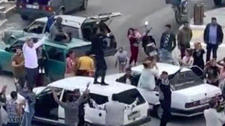 Antalyada konvoy terörü pes dedirtti Otomobillerin tavanında dakikalarca oynadılar