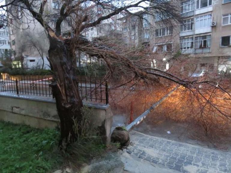 İstanbulda rüzgar ve yağmur zor anlar yaşattı
