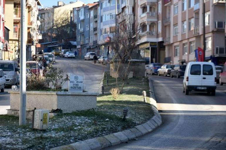 Edirnede yol ortasında kalan 2 mezar görenleri şaşırtıyor