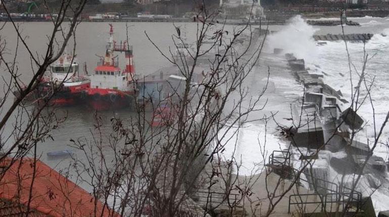 Batı Karadeniz’de fırtına Dalgalar 7 metrelik istinat duvarını aştı