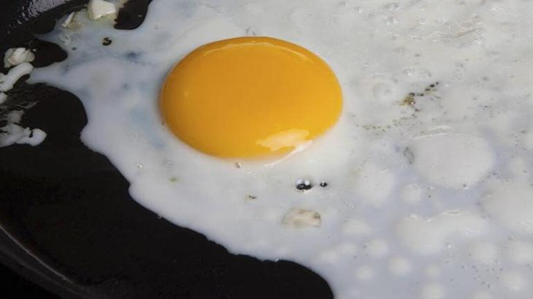 Kırdığı yumurtanın akı kırmızı çıktı, sosyal medya karıştı Sandığınız gibi değil...