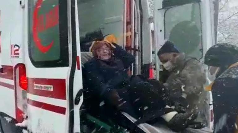 Yolu kardan kapalı evde rahatsızlanan kadın, hastaneye ulaştırıldı