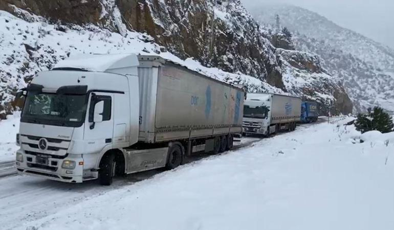 Son dakika Boluda buzlanmada kayan TIRlar Ankara yönünü ulaşıma kapattı