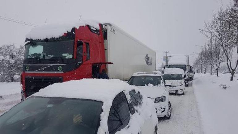Son dakika Boluda buzlanmada kayan TIRlar Ankara yönünü ulaşıma kapattı