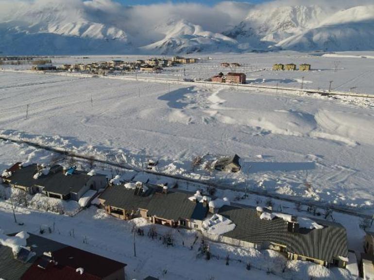 Kar 2 metreye ulaştı Ovacıkta evler gömüldü