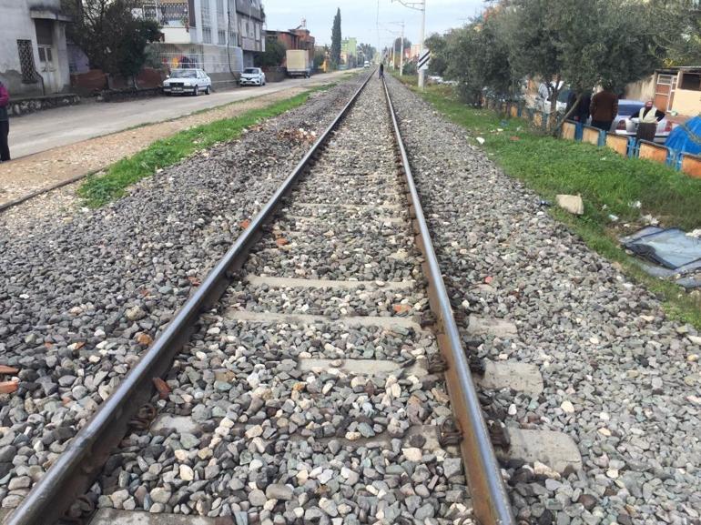 Adanada inanılmaz kurtuluş: Trenin çarptığı kadının bacağı kırıldı