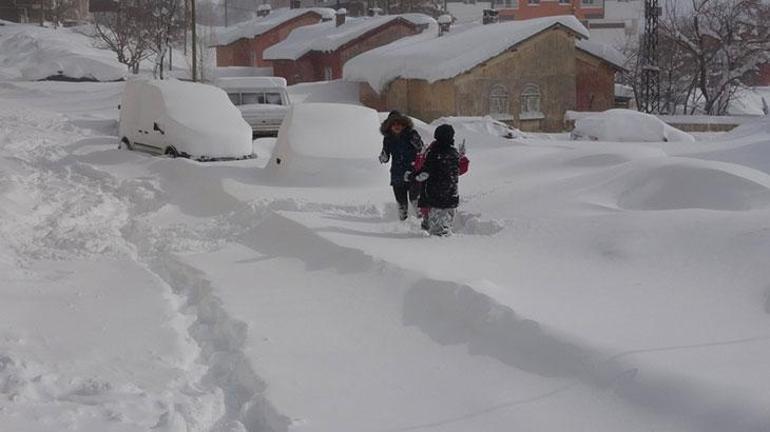 Bitlis’te tek katlı evler ve yön levhaları kardan kayboldu