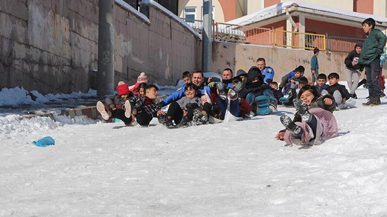 Şırnak’ta polisler ile çocukların kar eğlencesi