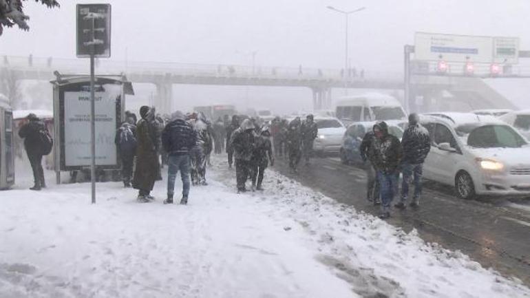 Son dakika... İstanbulda kar esareti AVMler erken kapanacak