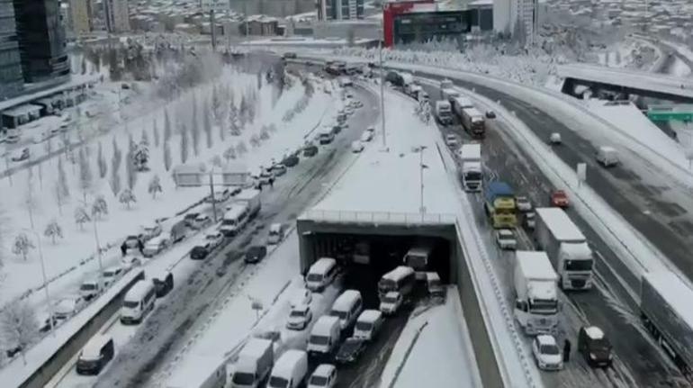 Son dakika... İstanbulda kar esareti Tüm yollar trafiğe açıldı
