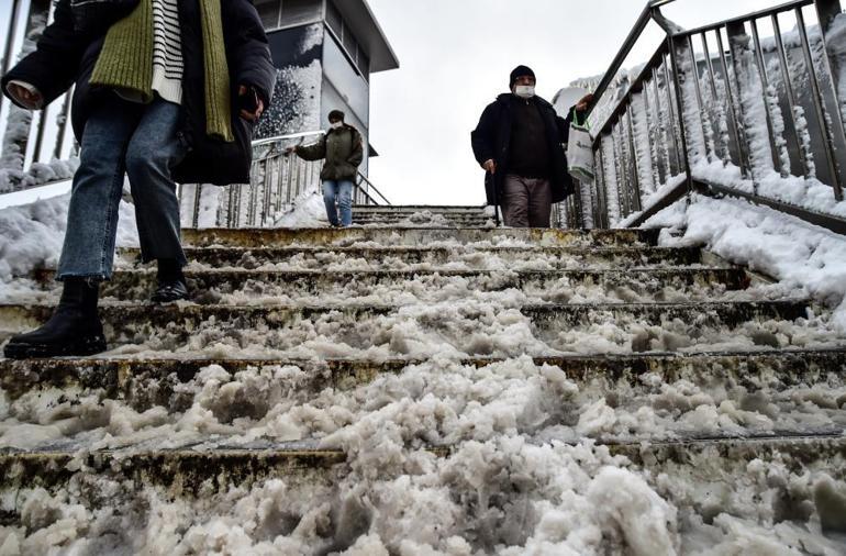 İstanbulda yürüyen merdivenler dondu
