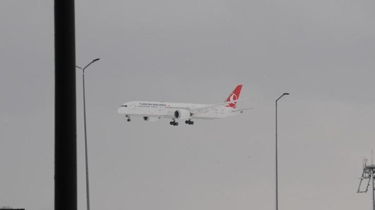 İstanbul Havalimanı’nda pistlerden biri uçuşlara açıldı İlk uçak indi