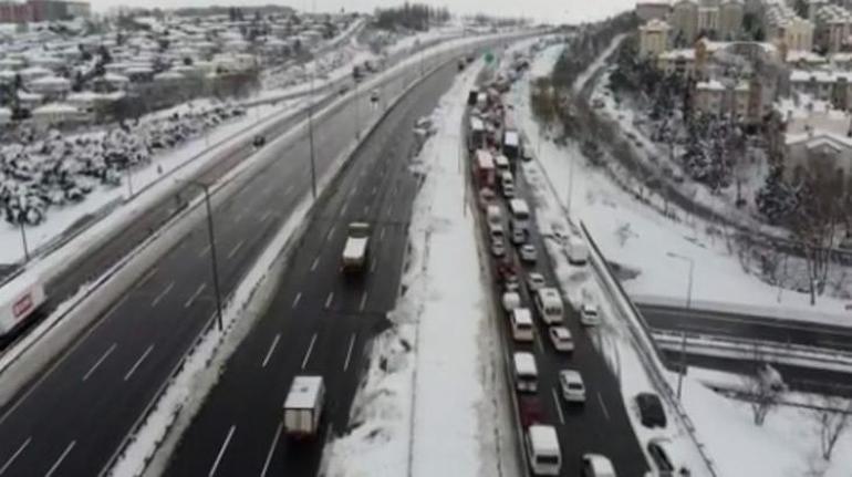 Son dakika Hadımköy yolu araçların çekilmesiyle trafiğe açıldı