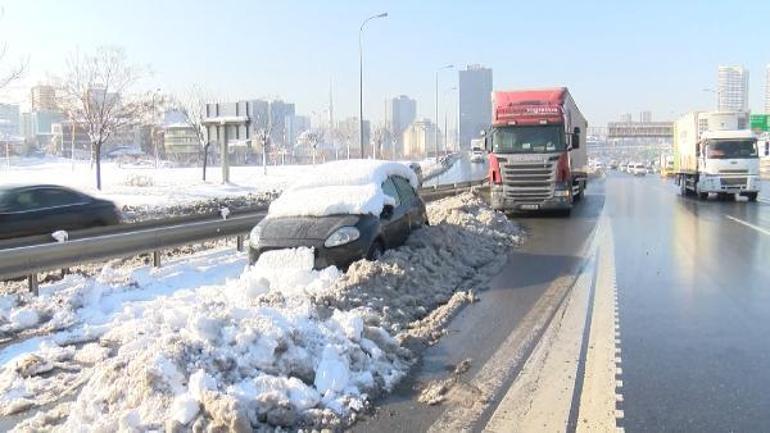 İstanbulda yollar terk edilmiş araçlarla dolu